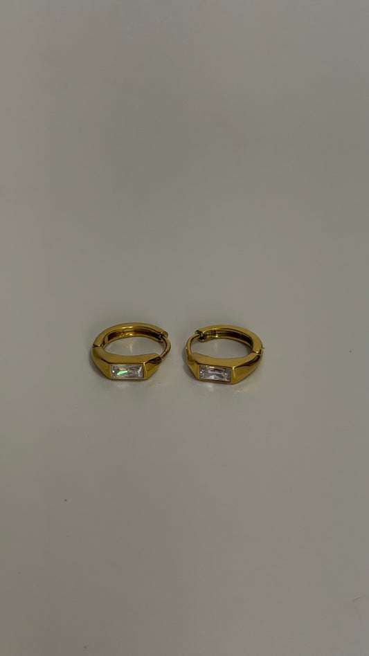 Minimal Gold Studded Earrings J