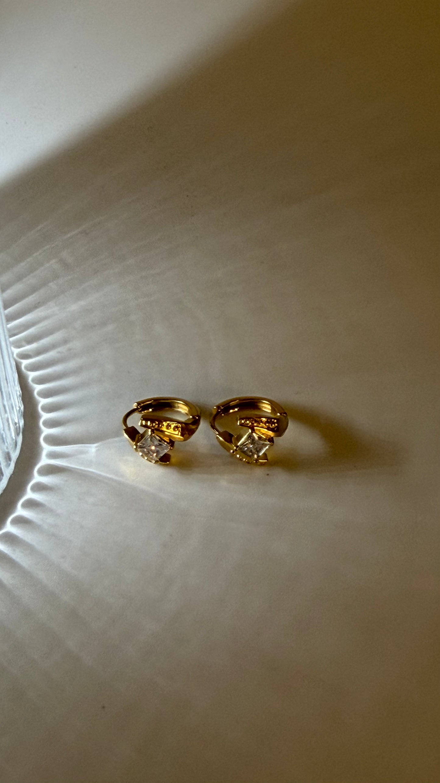 Minimal Gold Studded Earrings K