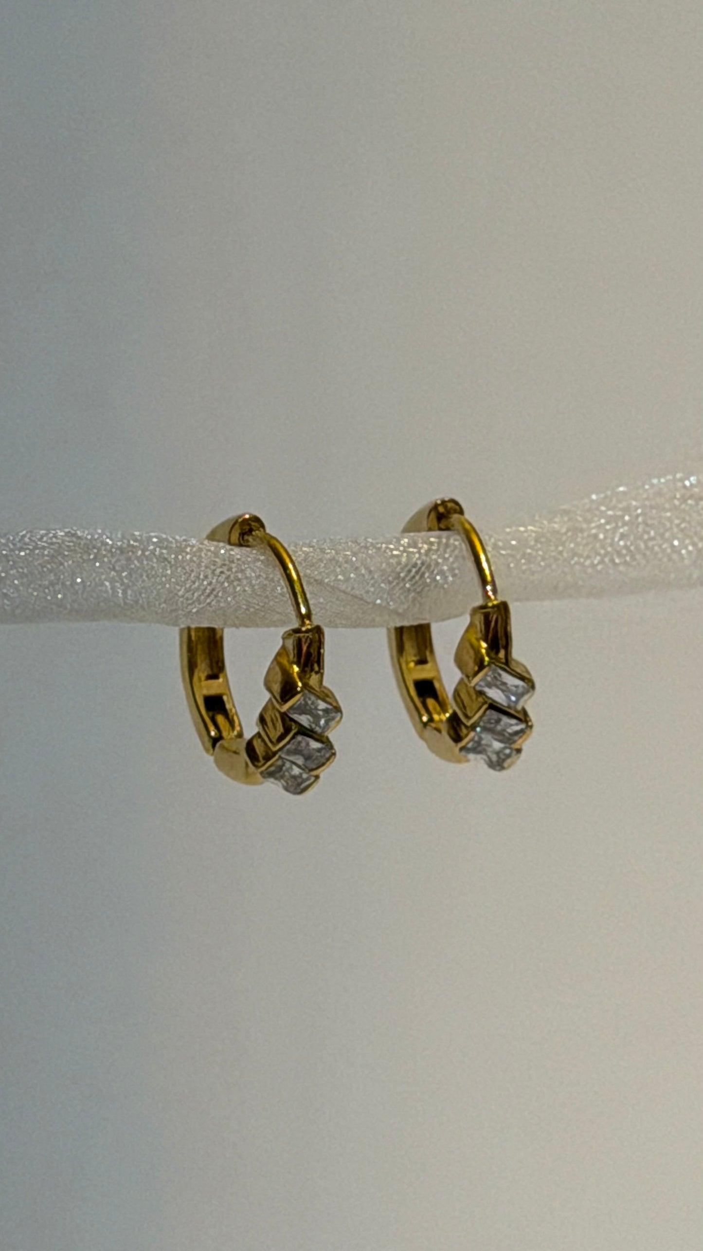 Minimal Gold Studded Earrings F