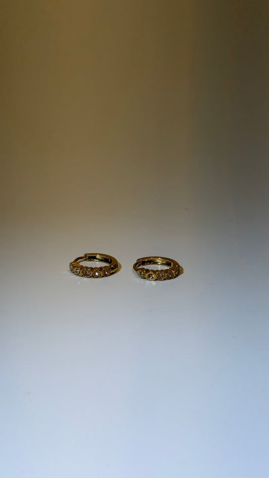 Minimal Gold Studded Earrings L