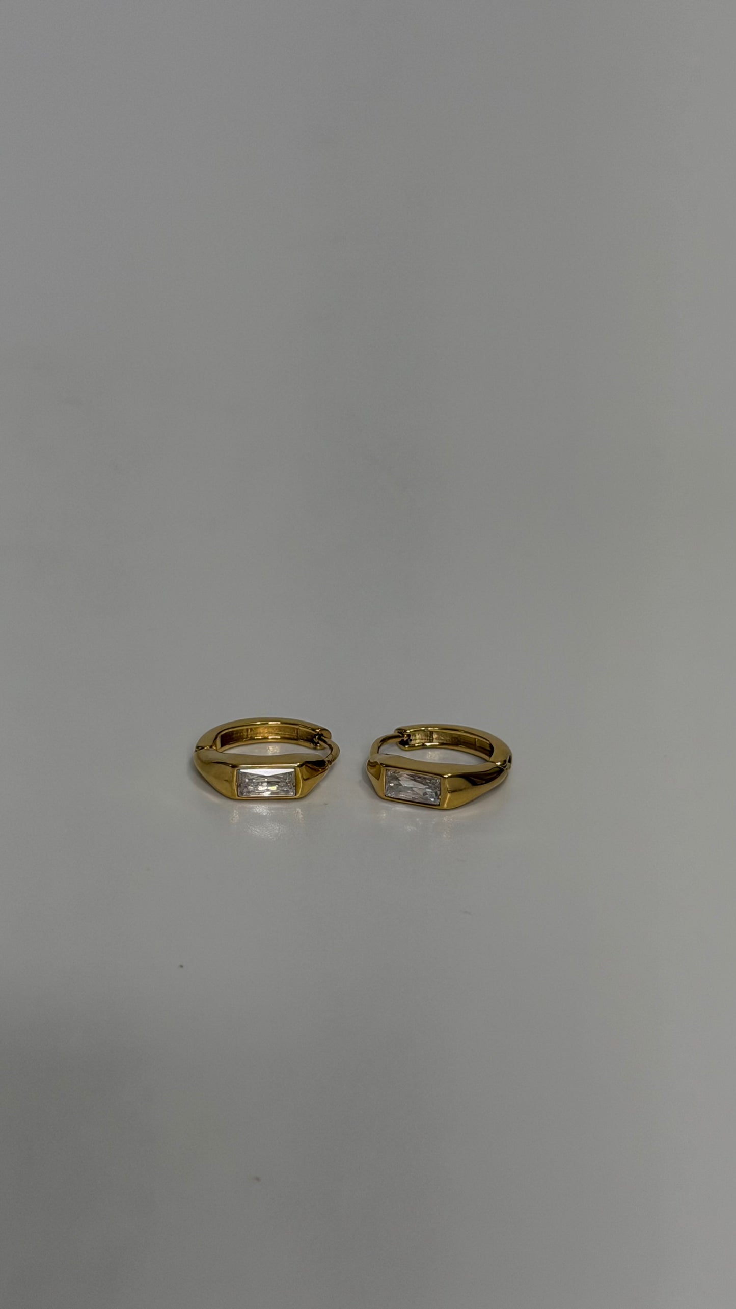 Minimal Gold Studded Earrings J