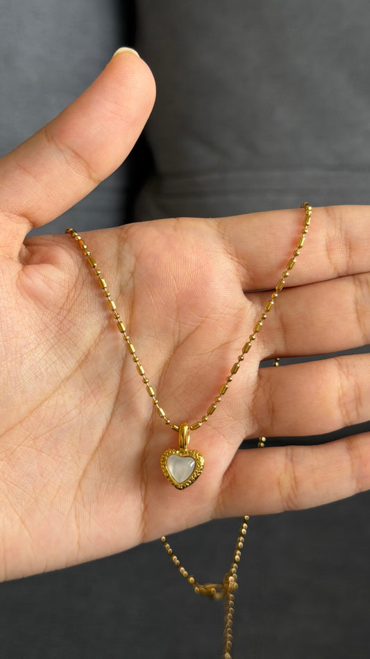 Heart white necklace C