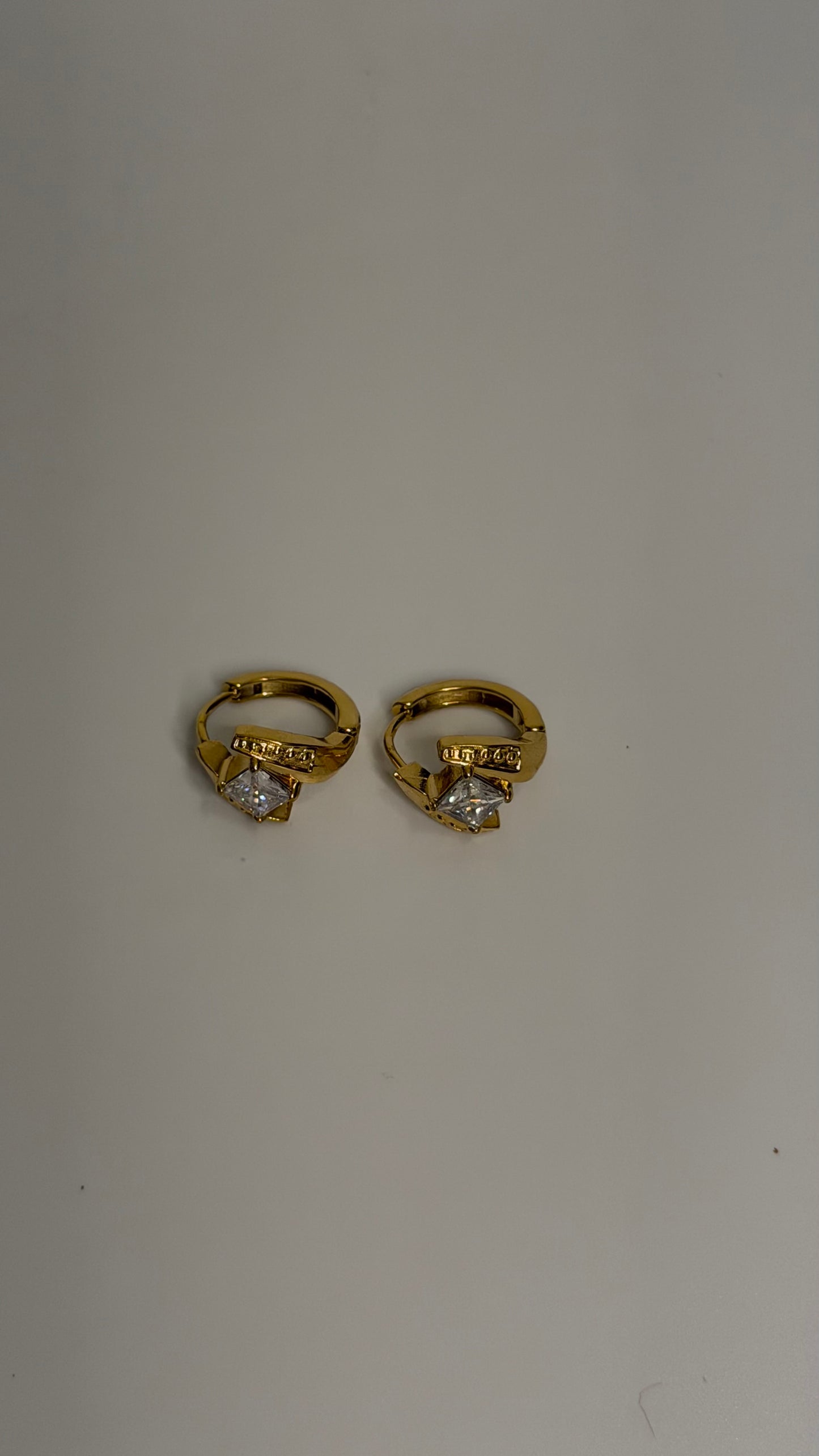 Minimal Gold Studded Earrings K